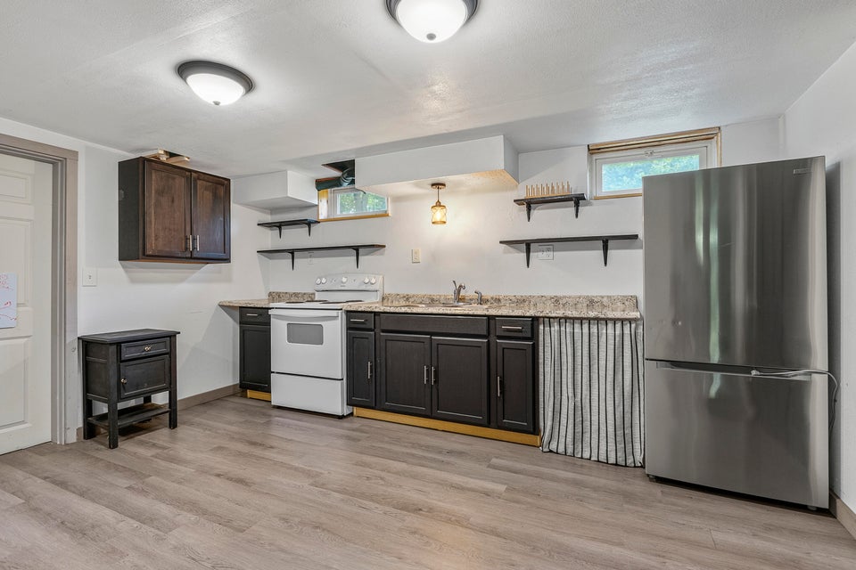 Additional interior room at 598 Cape Road
